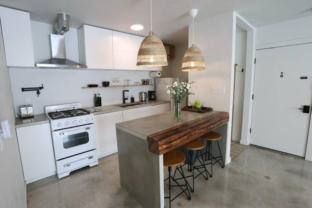 Concrete Suite 5 Min Walk To Shands Uf Gainesville Exterior photo