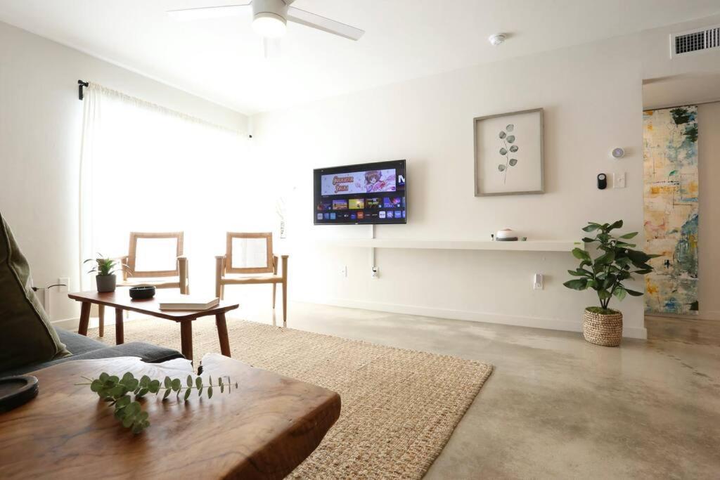 Concrete Suite 5 Min Walk To Shands Uf Gainesville Exterior photo